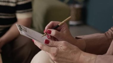 Tanımlanamayan kadın psikoloğun, erkek hastaların arka planda konuşmalarını dinlerken not alırken, ofiste terapi seansı yaparken görüntüsü belirsizleşti.