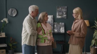 Kafkas kadın aile psikoloğunun modern ofisinde üst düzey evli çiftlere önerilerde bulunduğu orta boy bir fotoğraf.