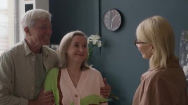 Ofisten çıktıktan sonra aile terapistlerinin tavsiyelerini dinleyen mutlu Kafkas kıdemli eşlerin belden yukarısına vuruşu. Koca, karısına şefkat ve sevgiyle sarılıyor.