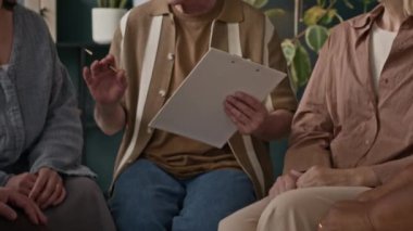 Kafkas ihtiyarının grup terapisi sırasında daireler çizen diğer yaşlılara ilham verici ve motive edici bir konuşma yaptığı görüntüyü yakınlaştır.