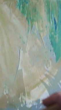 Tablo üzerinde resim yaparken palet ve fırça kullanan erkek sanatçıların dikey detaylı resimleri