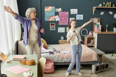 Son sınıf öğrencisi kadın ve genç kız, sanatla ve renkli dekorlarla dolu rahat yatak odasında müzik dinleyerek eğleniyorlar. Müziğe duyulan ortak aşkla, canlı bir atmosfer yaratıyorlar.