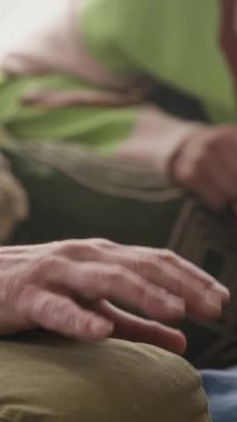 Aile terapisi seansı sırasında sinir bozucu vücut dili sinyalleri veren, tanınmayan yetişkin karı ve kocaların dikey kesikli görüntüleri.