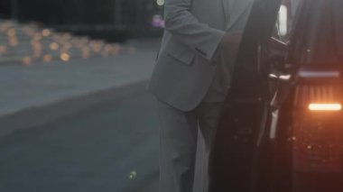 Başarılı, genç ve çeşitli ünlü çiftin şık kıyafetler giyip paparazzilerin içinden geçerken çekilmiş yavaş çekim görüntüleri.