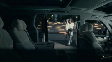 Profesyonel paparazzi ekibi ünlü çiftin gece film galasından çıkarken arabaya binerken fotoğraflarını çekiyor.