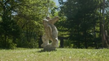 Heykeltraş bahçesinde güneşli yeşil çimlerin üzerinde duran eşsiz taş parçalarından çekilen insanlar yok.