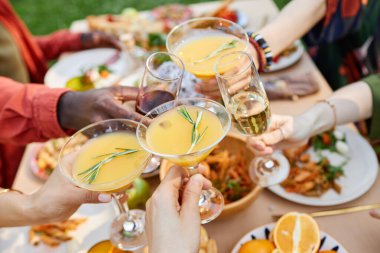 Arkadaşlar bardakları tıkırdatarak dışarıda eğleniyorlar. İçkileri tabaklar dolusu yemek ve kahkahalarla dolduruyorlar. Keyif ve bağlantı anları yakalıyorlar.