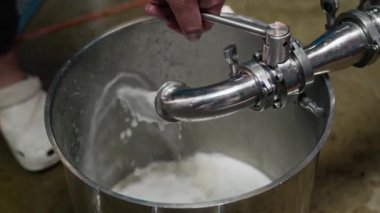 Borudaki sıvıyla doldurulan paslanmaz çelik konteynır. Dolum işlemini denetlemek için tanımlanamayan çalışan işletim valfi