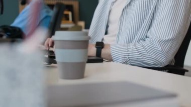 IT şirketinin ofisindeki bilgisayar klavyesinde yazan tanınamayan erkek programcı