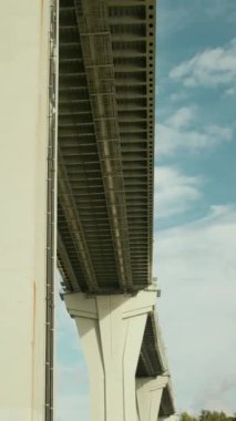 Dikey olarak hiç kimse gündüz vakti mavi gökyüzüne karşı devasa köprü yapısını alçak açıyla çekemez.