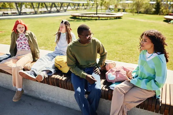 Parlak eşofman altı giyen genç öğrencileri sırtüstü oturttu. Dersten sonra çiftler halinde konuşarak kampüs çimlerinde takıldılar.