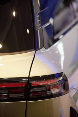 Modern görünümlü hatchback otomobilin arka lambasının dikey çekimi. Otomobil galerisinde sergilenen demo aracı, kopyalama alanı