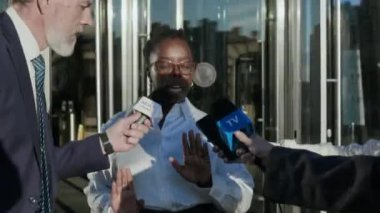 Basın, medya ve TV kaynaklarına röportaj vermeyi reddeden Afrikalı Amerikalı kadın politikacının el kamerasıyla çekilmiş görüntüleri basın toplantısından çıkarken