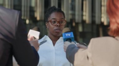 Siyasette kendine güvenen genç bir kadının basın toplantısından sonra TV muhabirleri tarafından sorgulanması, gündüz vakti sokakta dikilmesi ve konuşma yapması.