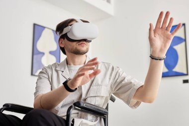 VR teknolojisi kullanan ve modern sanat müzesindeki görünmez dijital sanat eserleriyle etkileşimde bulunan engelli bir adamın portresi
