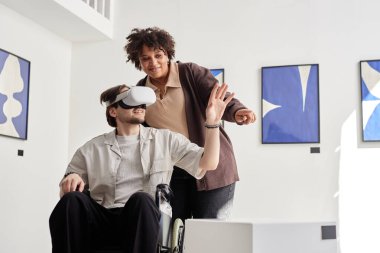 VR teknolojisi kullanan ve müzede sosyal hizmet görevlisi asistanlığı yapan dijital sanat eseriyle etkileşimde bulunan engelli bir adamın portresi, kopyalama alanı