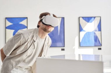 Müzedeki modern sanat sergisi sırasında görünmez dijital sanat eserlerine bakan insan portresi, fotokopi alanı