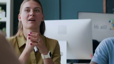 Kültürler arası genç öğrencilerin interaktif İngilizce dersinde tartıştıkları pozitifler.
