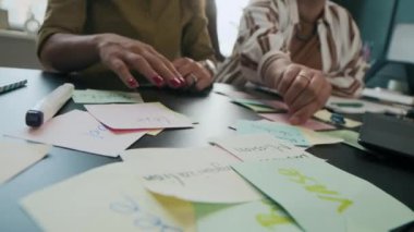 Tanımlanamayan çeşitli öğrencilerin interaktif ders sırasında masadaki yapışkan notları kullanarak İngilizce kelime dağarcığını öğrenmeleri.