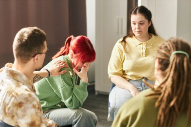 Farklı bireyler danışmanlık ortamlarında, birbirlerine destek oluyorlar. Katılımcılar duygularını ve deneyimlerini güvenli ve tedavi edici bir ortamda paylaşıyorlar