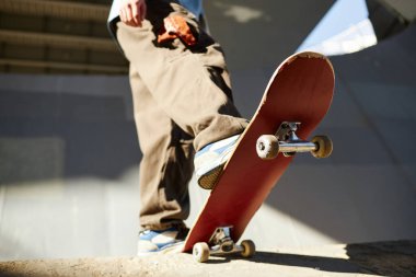 Kaykay üzerinde denge kuran kişi şehir merkeziyle çevrili bir numara yapıyor. Güneş ışığı kaldırıma gölge düşürüyor. Hareketi vurgulayan yüksek kontrast etkisi yaratıyor.