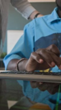 Bilgisayar ve dijital tablet kullanımıyla birlikte yazılım kodları üzerinde çalışan tanınamayan çift ırklı programcılar