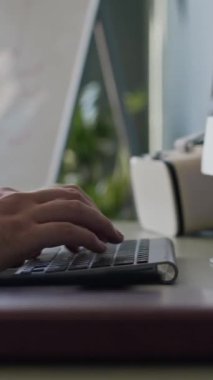 Meslektaşı arka planda beyaz tahtaya yazı yazarken tanınmayan erkek programcının elleri