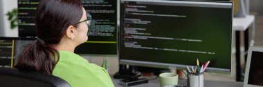 Yazılım geliştirme ofisindeki birden fazla ekranda kadın kıdemli bilişim spesiyalist programının web sitesi başlık görüntüsü, boşluğu kopyala