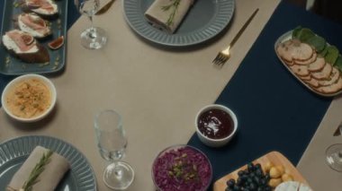 Tanınmayacak haldeki insanların, mısır ve zeytinli rostoyu, yıldızlı tabakta, sıcak bir tatil sofrasında, Noel kutlamaları için güzelce hazırlanmış, yavaş çekim görüntüleri.
