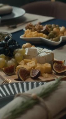Dikey olarak hiçbir insan çeşitli aperatifler, taze salata, peynir, üzüm, incir ve zeytinlerle süslenmiş ve zarif masa örtüsüyle tamamlanmış Noel yemeği masası ile süslenmemiş.