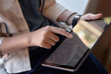 Çocuk elinin dijital tablet ekranını tıklatarak ve internet kopyalama alanı kullanarak kapat