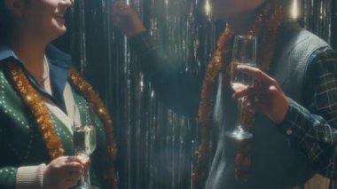 Gece boyunca şampanya kadehleri tokuşturan iki farklı arkadaşın yavaş çekimleri.