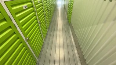 Kimse modern depo binasının parlak ışıklı koridorunda canlı yeşil depolama kapılarını ve birimlerini vurmadı.