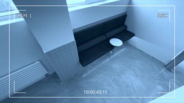 Minimalist kafede küçük yuvarlak masalı bir oturma yerinin kapalı devre görüntüsü. Bağımsızlar için mükemmel.