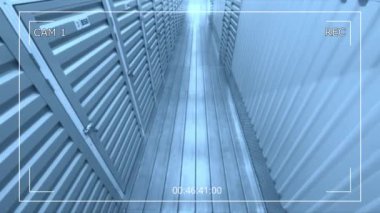 Modern deponun uzun ve boş koridorundaki birkaç depo kapısı ve biriminin kamera görüntüleri.