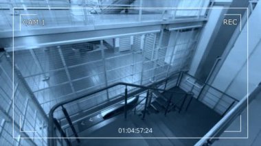 Kapıları, birimleri ve merdivenleri olan modern depolama tesisinin CCTV görüntüleri.