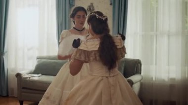 Viktorya dönemi zarif elbiseli genç bir kadın sevdiği kişiden mektup alıyor. Diğer emlak sakinlerinden gizli bir şekilde ona iletiliyor.