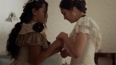 19. yüzyıldan genç bir kadının, resmi bir ortamda yalnız kaldıktan sonra kız arkadaşına aşk mektubu yazıp kaçtığı orta boy bir fotoğraf.