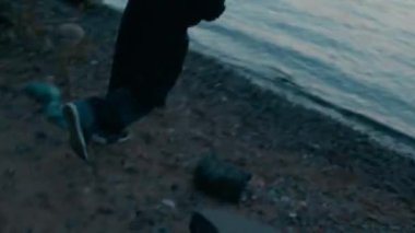 Yüzünde siyah giysiler ve kar maskesi olan bir erkek suçlu polislerden kaçıyor ve ciddi suçlardan hüküm giydikten sonra rıhtımda saklanıyor.