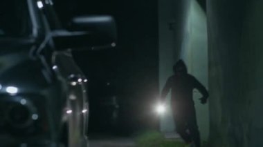 Gece suç işledikten sonra polis tarafından takip edilirken tanınmayan iki suçlu arabaya biniyor.