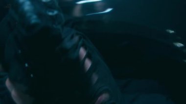 Kafkasyalı genç adamın gece suçu işledikten sonra siyah başlığını çıkarmasının hareket bulanıklığı ile yavaş çekim yapın.