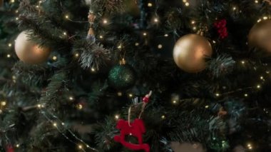 Oturma odasındaki süs ve ışıklarla süslenmiş yapay yeşil ağacın bir parçası, boşluğu kopyala