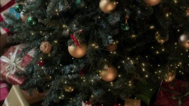 Yüksek açılı manzara. Evde Noel ağacı ve renkli hediye kutuları çekilmemiş.