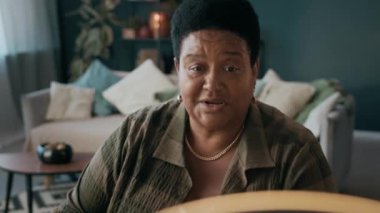 Üst düzey siyahi kadın etkisinin yüksek açılı görüntüsü canlı yayın sırasında takipçilerin sorularını yanıtlıyor