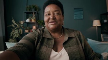 Üst düzey Afrikalı Amerikalı kadın blogcunun sosyal ağ için video kaydının orta ölçekli yakın çekimi