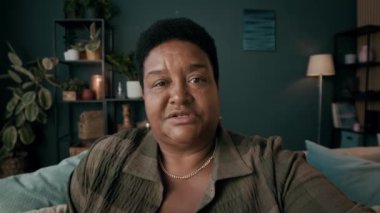 Sosyal ağda blog için video kaydeden olgun siyahi kadının orta ölçekli yakın çekimi