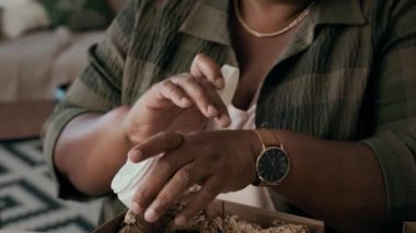 Son sınıf siyahi kadın güzellik blogcusunun besleyici kremi eline sürerken orta boy yakın çekimi.