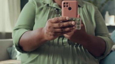 Üst düzey Afrikalı Amerikalı kadının beslenme takviyeleri ve vitaminler hakkında blog yazarken orta ölçekli yakın çekimi.