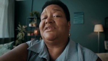 Sosyal ağda video kaydı için elinde kamera tutan yaşlı Afrikalı Amerikalı kadının el kamerası görüntüsü