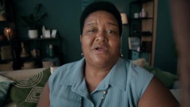 Üst düzey beyaz kadının video kaydı için elinde kamera tutarken orta ölçekli el kamerası görüntüsü.